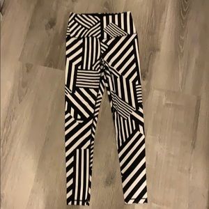 Victoria secret sport leggings black and white